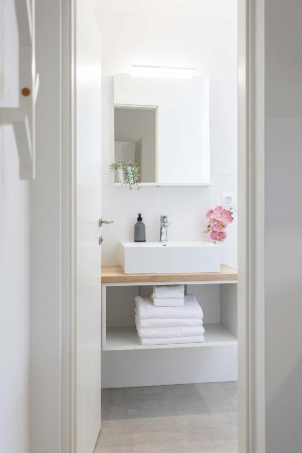Bright And Modern In Center Apartment