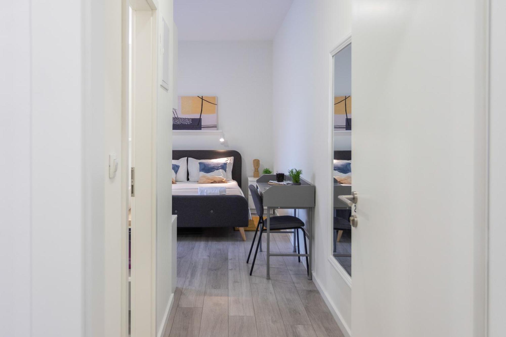 Bright And Modern In Center Apartment